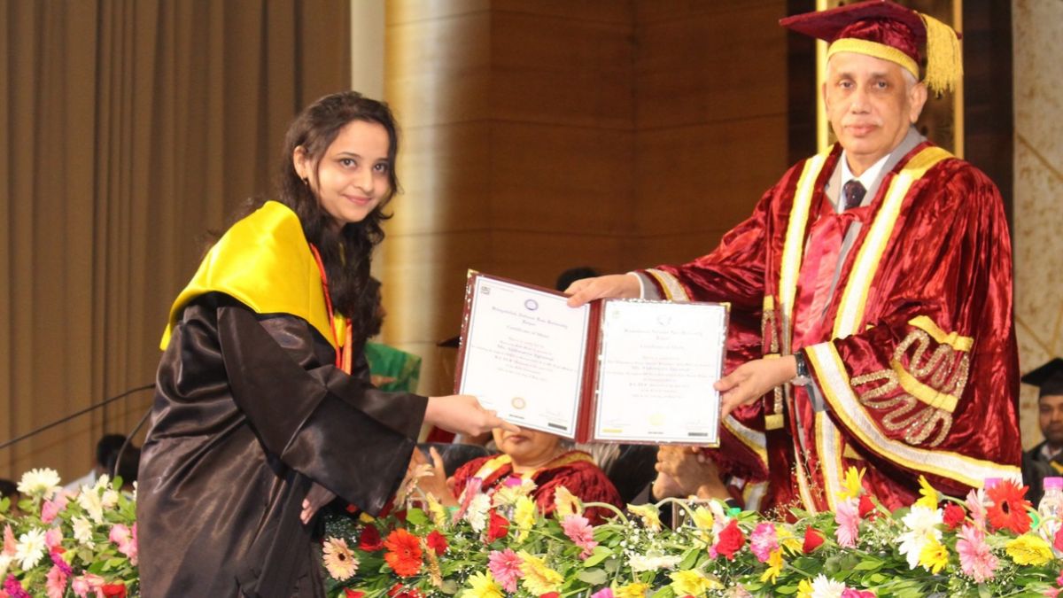 Aishwarya Agrawal receiving her Gold Medal at HNLU